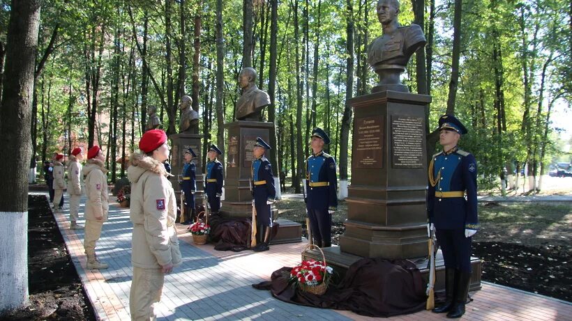 Аллея героев на Чкаловской. Поселок Чкаловский аллея героев. Чкаловский Щёлково-3 аллея героев. Щелково поселок Чкаловский. Дк чкаловский щелково