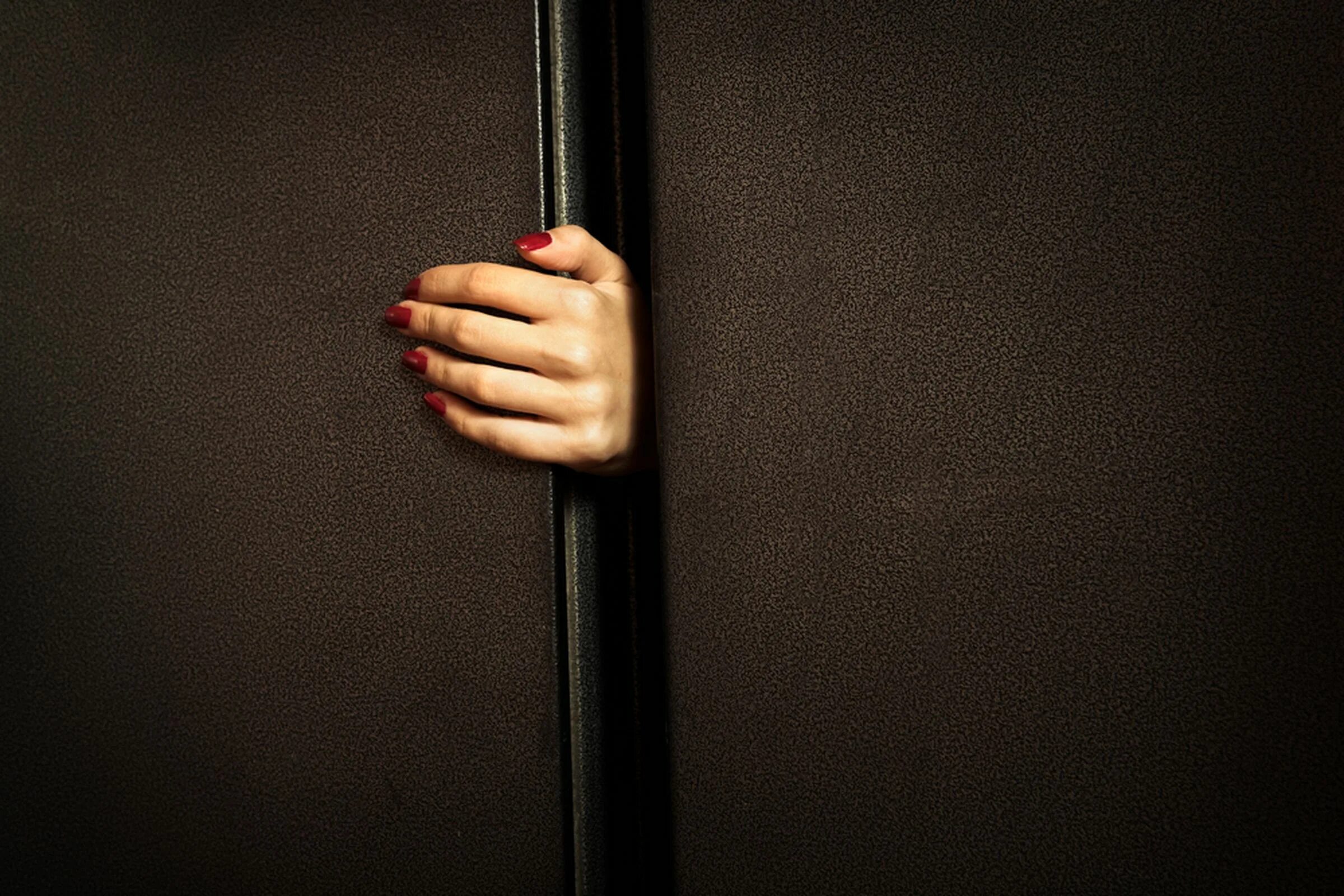 Рука на двери. Рука держит дверь. Женщина в дверях. Держится за дверь. Дверь открывается рукой