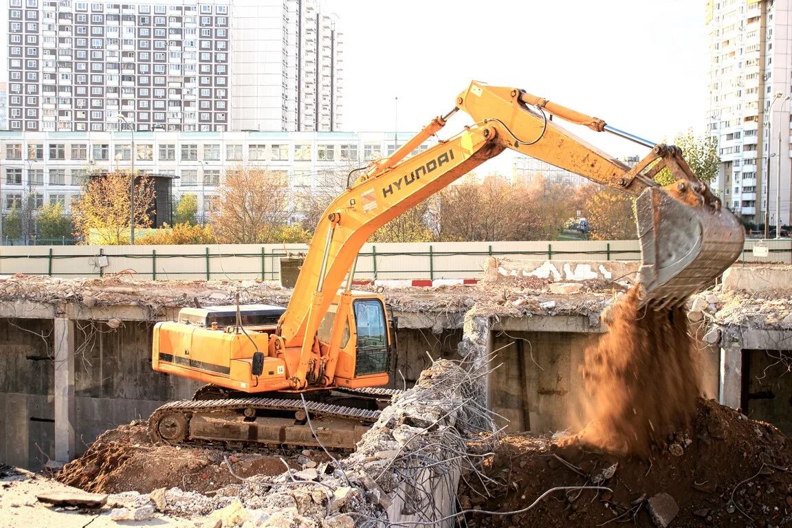 Разработка котлованов и траншей. Hyundai r320lc-7. экскаватор гусеничный hyundai r320lc-7. экскаватор хендай 320 lc-7 демонтаж. разработка котлована.