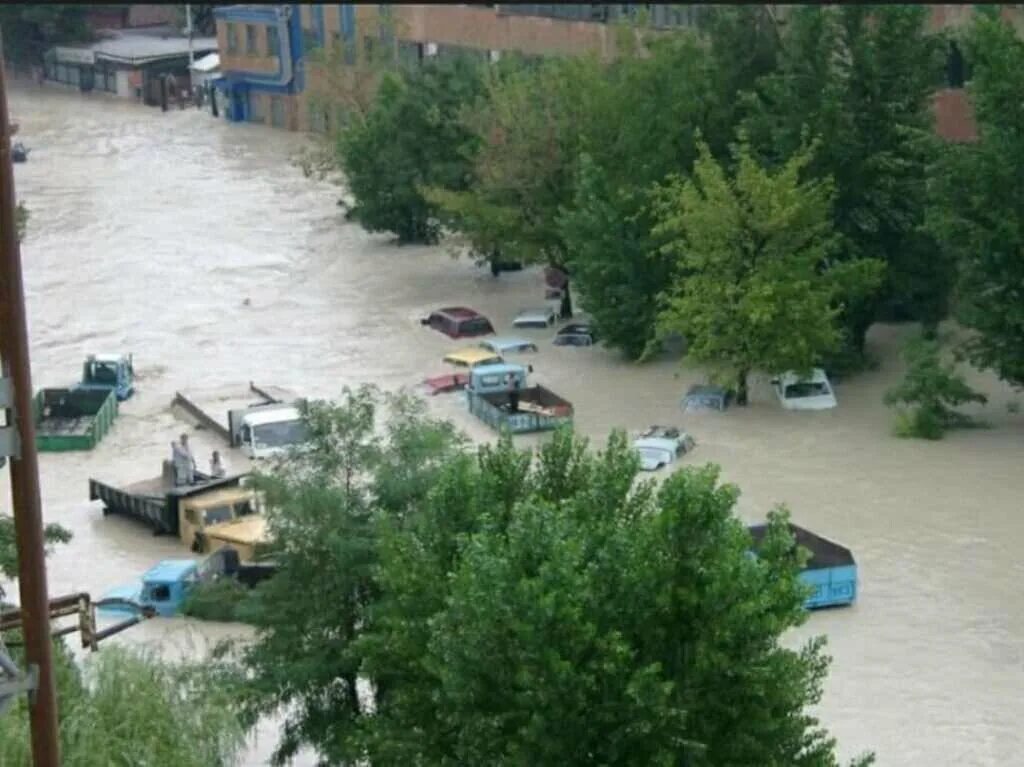 Август 2002 новороссийск. Новороссийск 2002 год. Потоп в новороссийске 2002. Наводнение в августе 2002 года в краснодарском крае. Потоп в новороссийске 2002 широкая балка.