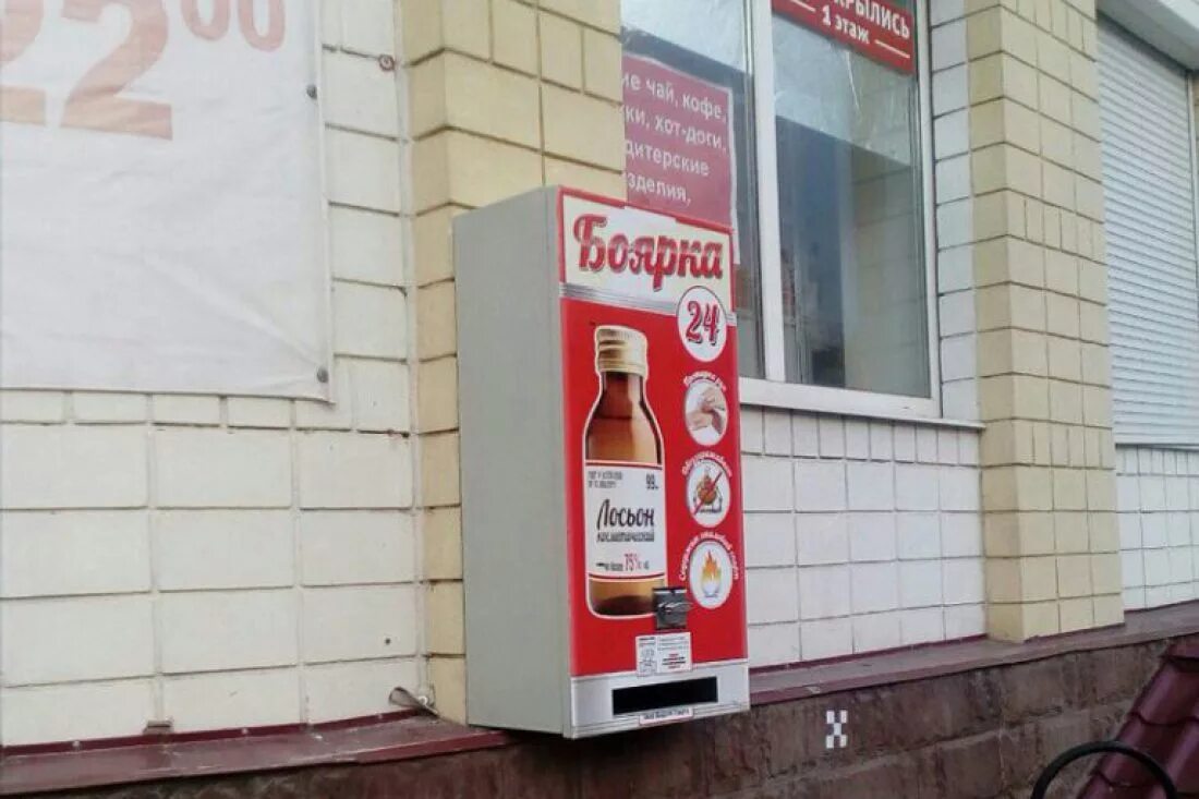 Дедушка с пистолетом. Оружие гопников. Алкаш автомат. Террорист с автоматом. Алкаш автомат.