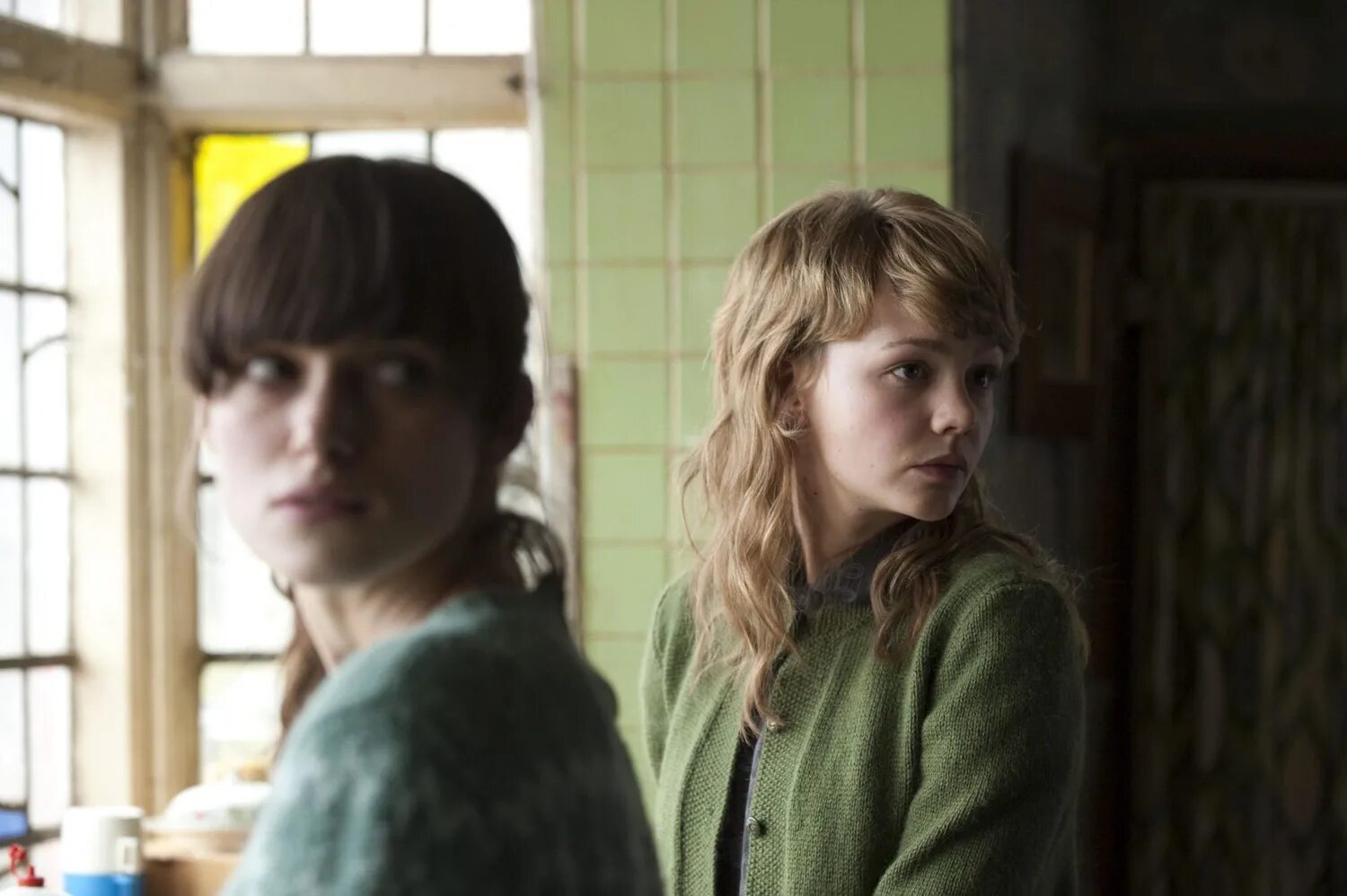 13 never. Кэри маллиган не отпускай меня. не отпускай меня фильм 2010. never let me go 2010. фильм не отпускай меня never let me go.
