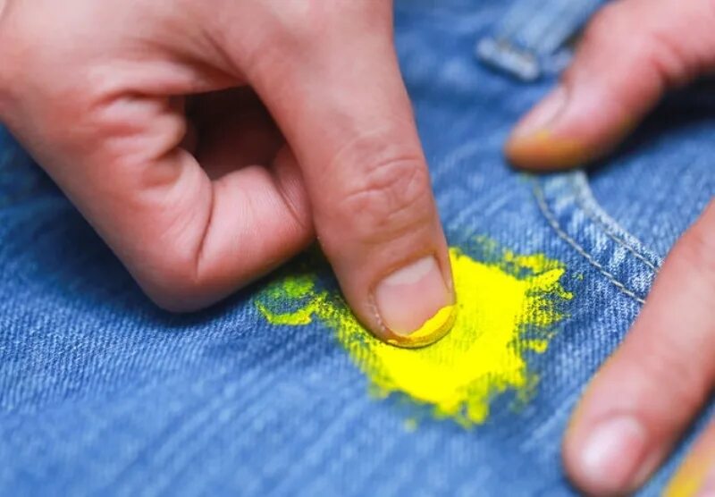 Чем вывести краску с ткани. Засохшая краска на одежде. Пятна краски на одежде. Пятна краски на ткани. Пятно от краски на одежде.