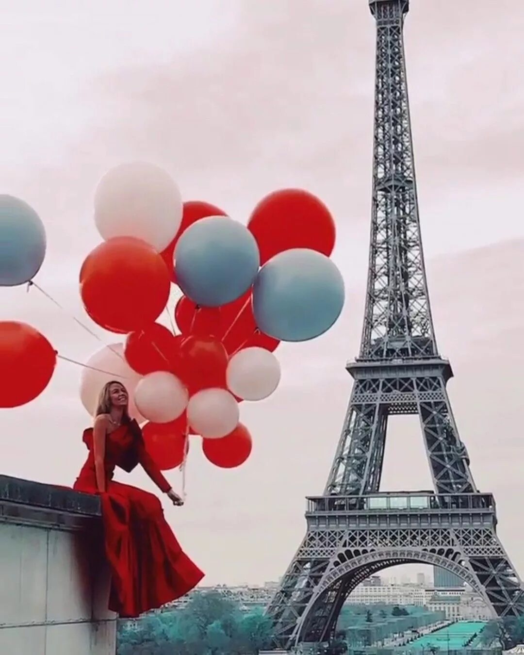 Шарами парижа. Девушка с шариками. Девушка с воздушными шарами. Воздушные шары Париж.