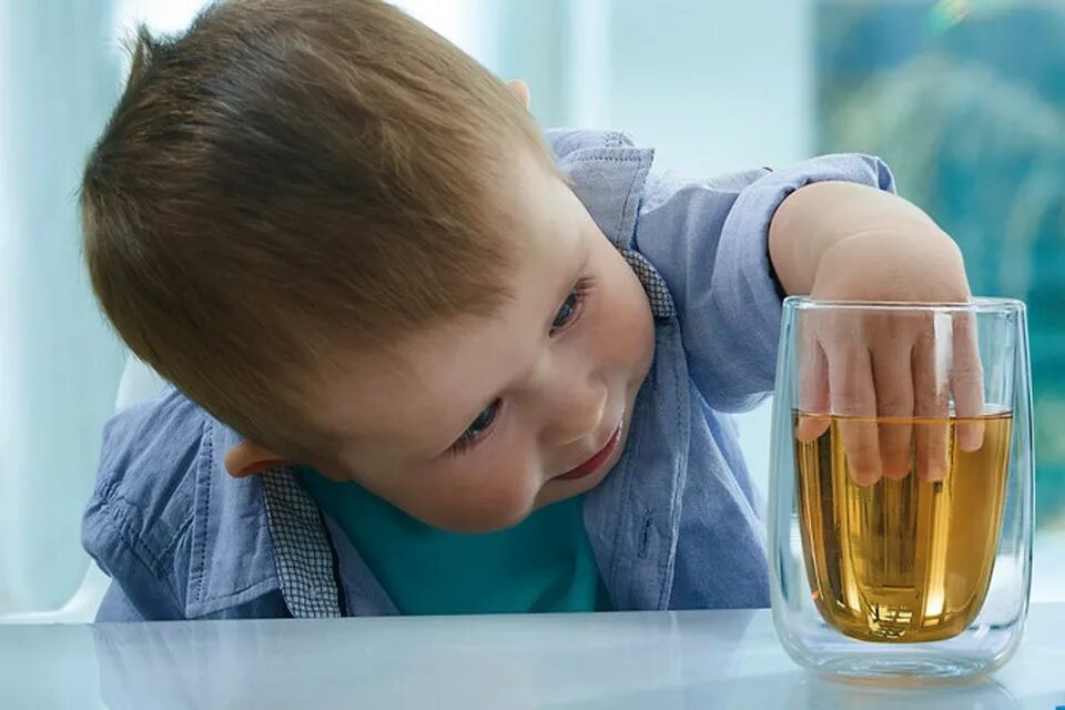 Ребенку 2 года много пьет. Ребенок пьет. Ребенок пьет компот. Дети пьющие сок.
