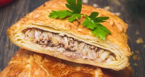 Мясо с луком в слоеном тесте