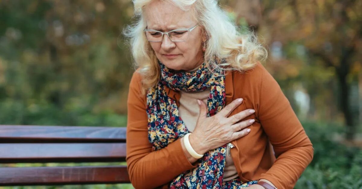 красивые старые люди. бабушка в свитере. красивые бабушки фото. пожилая женщина сердце. сердце женщины в 70 лет.