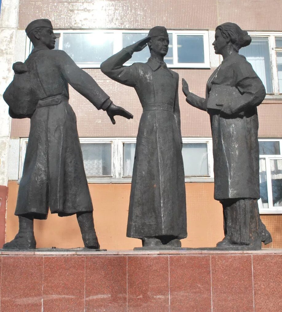 Площадь революции череповец. Памятник у школы 1 череповец. памятник учителю в череповце. памятники череповца великой войны 1941-1945. памятник учителям погибшим в годы великой отечественной войны.