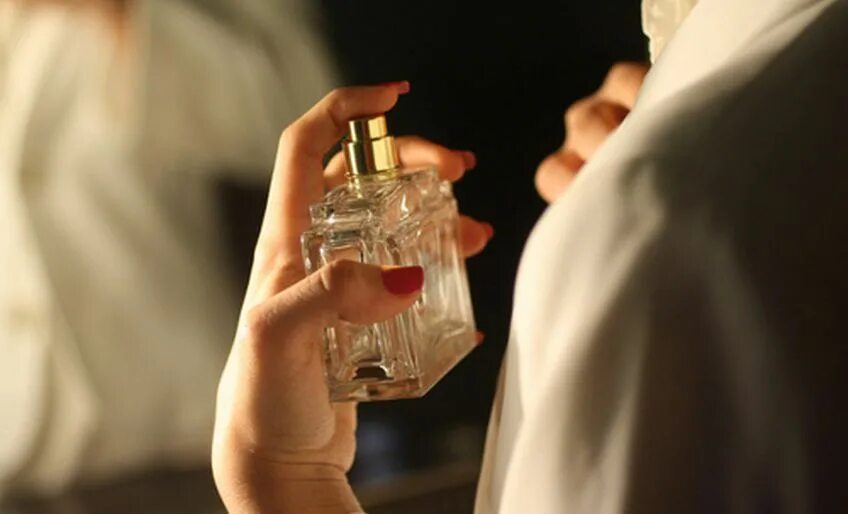 Парфюмер профессия. Парфюмер профессия. Парфюмерная лаборатория. Девушка в парфюмерном магазине. Парфюм работает.