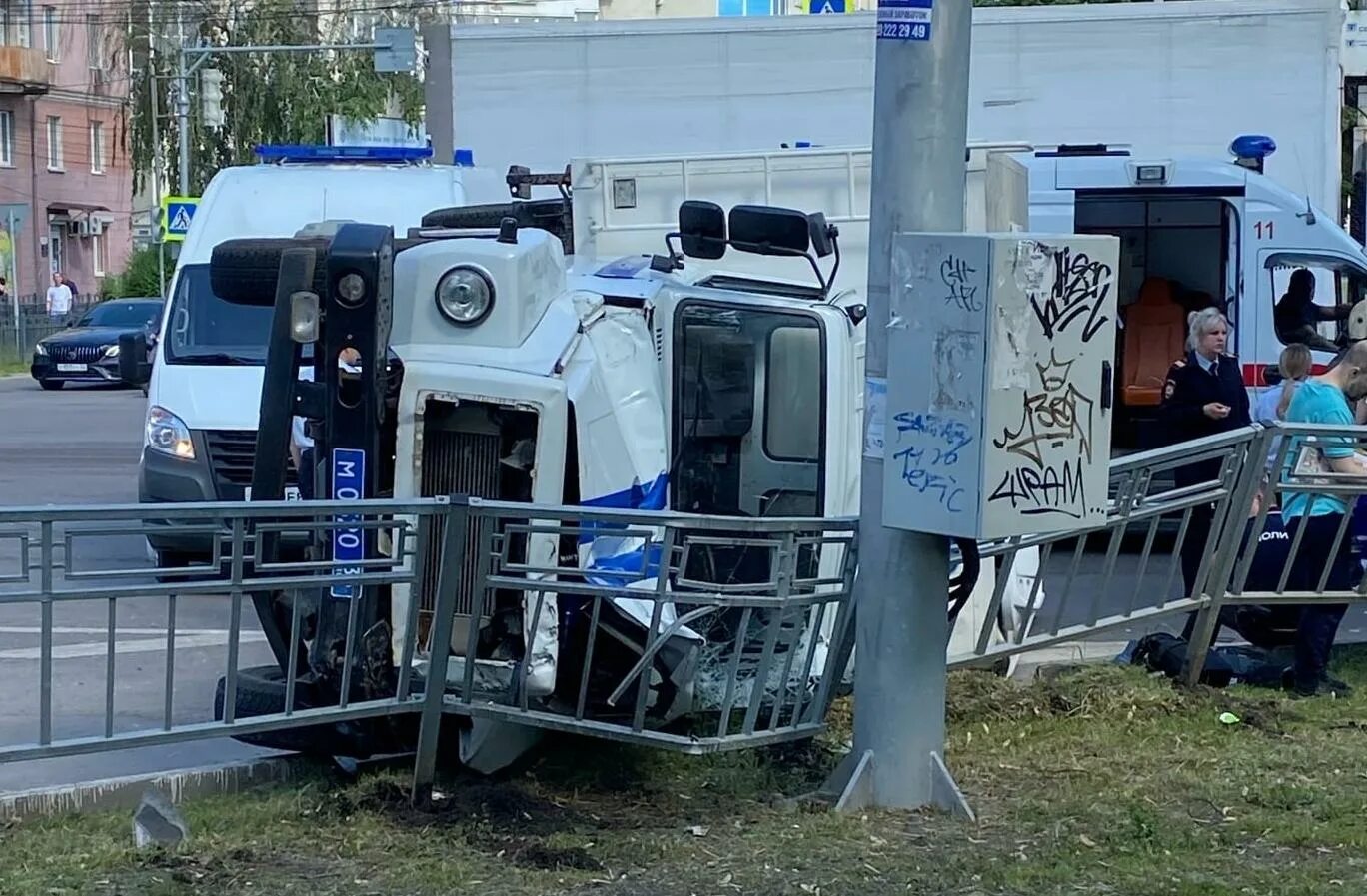 2 июня воронеж. Автозак. Автозак перевернулся. ДТП С участием автозака в Воронеже. Машина автозак.