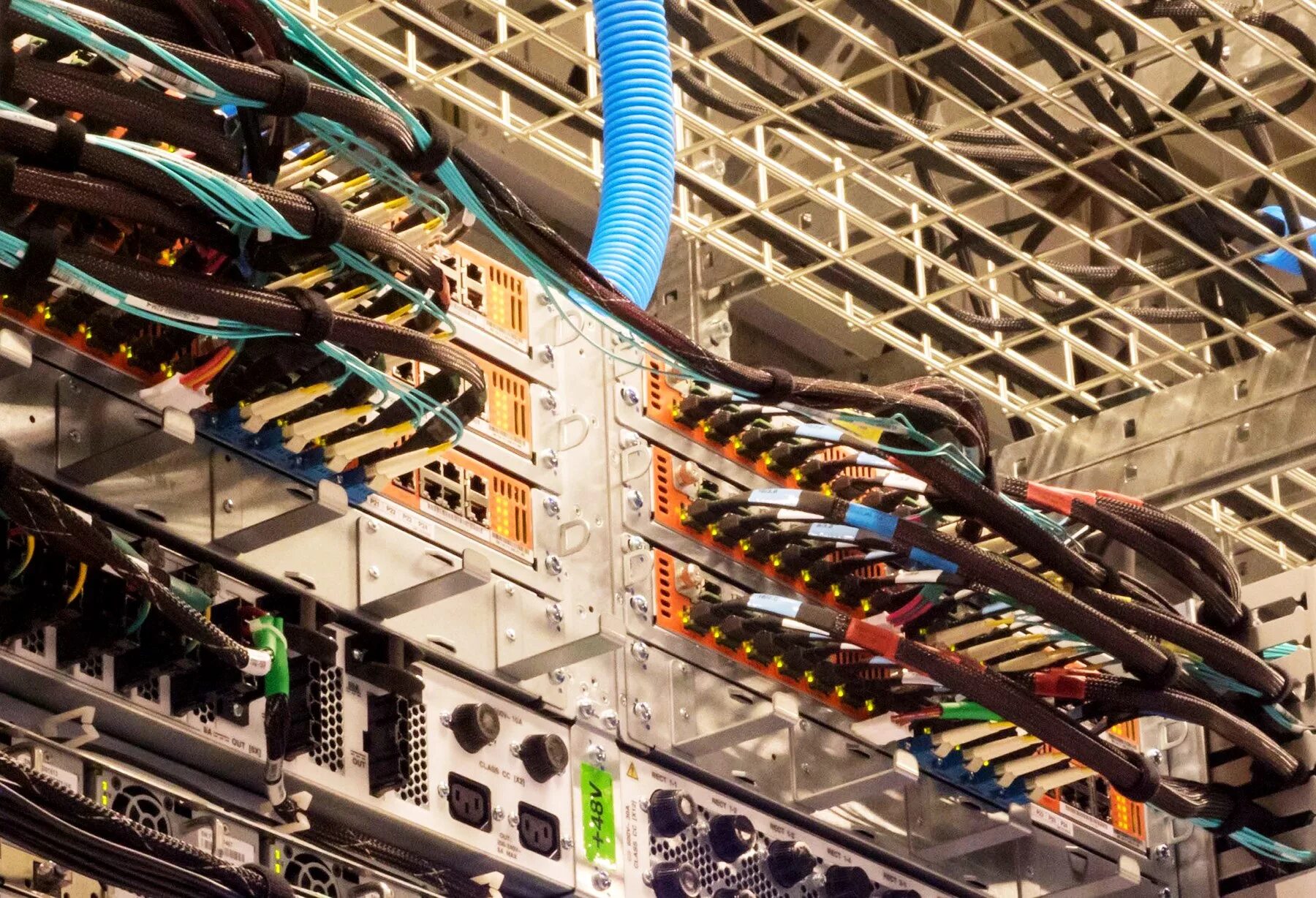 Cisco switching. Кабель cisco серверный. коммутатор cisco. сервер циско. крутое сетевое оборудование.