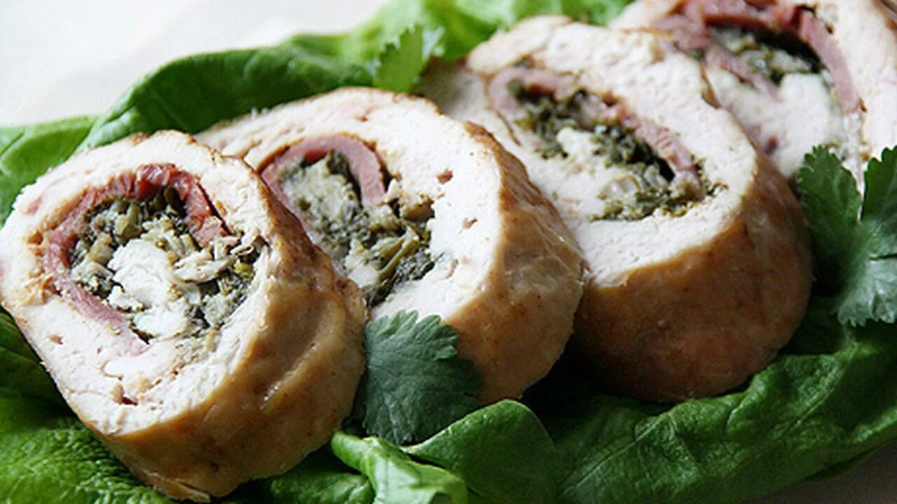 Куриные рулетики с яйцом. Рулет куриный рефтинский. куриный рулет с яйцом. рулет куриный дело вкуса. куриный рулет с гарниром и соусо.