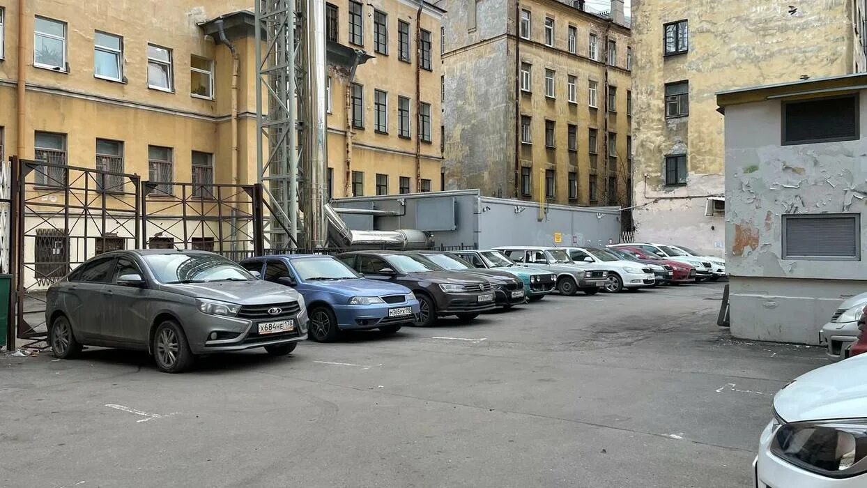 Парковка во дворах спб. Машина на парковке. Парковка во дворе санкт петербург. Стихийная парковка. Парковка во дворе санкт петербург.