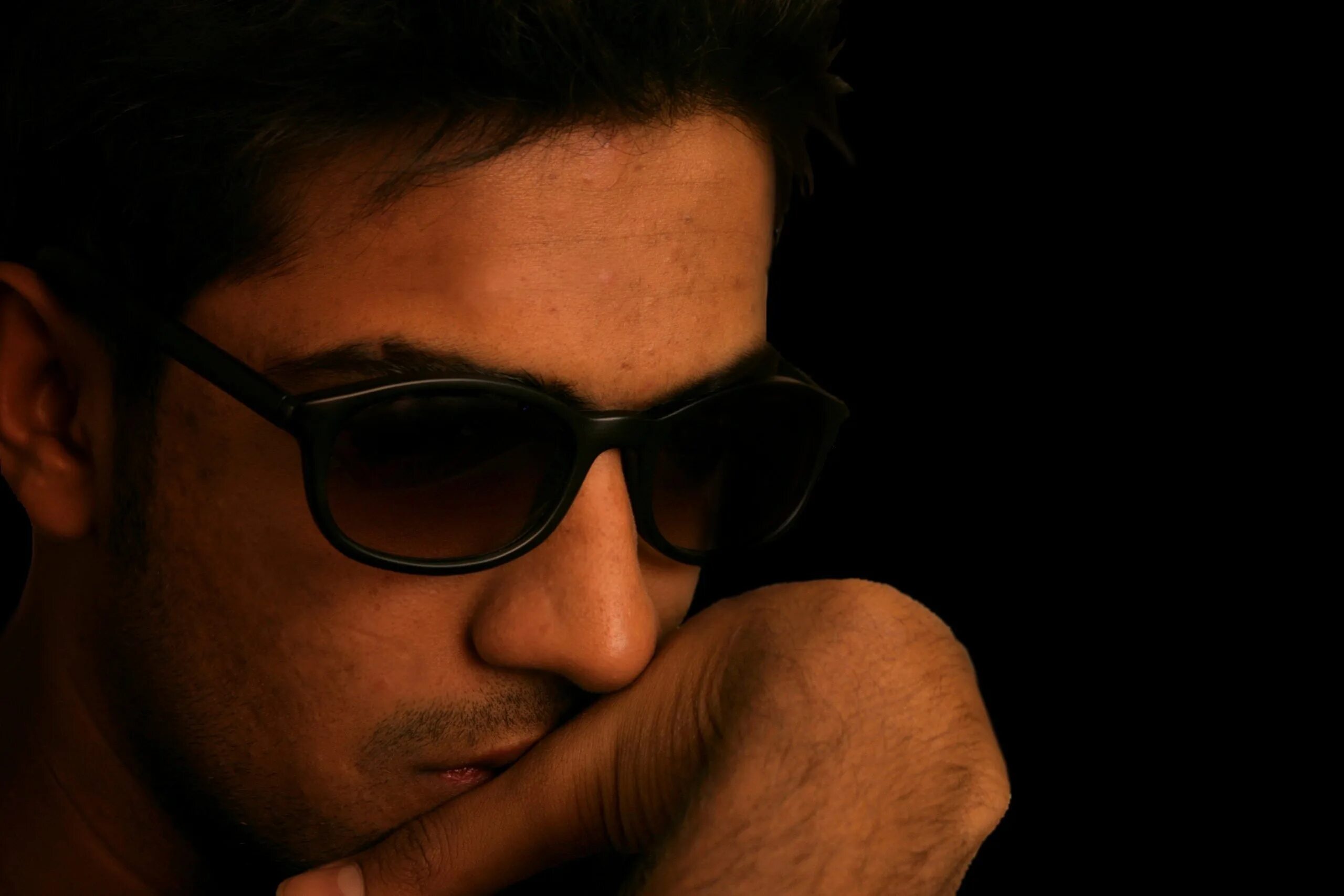 Красивый мужчина в очках. Парень в очках. Мужик в очках видео. Мужчина в солнечных очках. Мужик в очках видео.