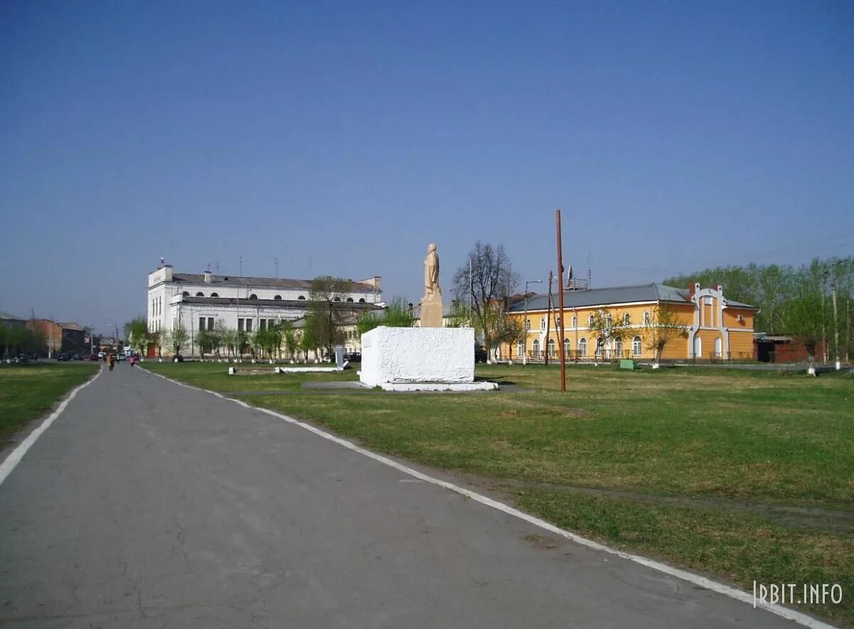 Площадь ленина ирбит 2010. Площадь ирбита. Площадь ленина ирбит. Памятник екатерине 2 в ирбите. Площадь ирбита.
