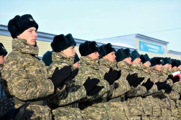 Армейский служащий. Срочная служба в Казахстане. Солдаты Казахстана. Бушлат армии Казахстана. Военнослужащие женщины погранслужбы РК.