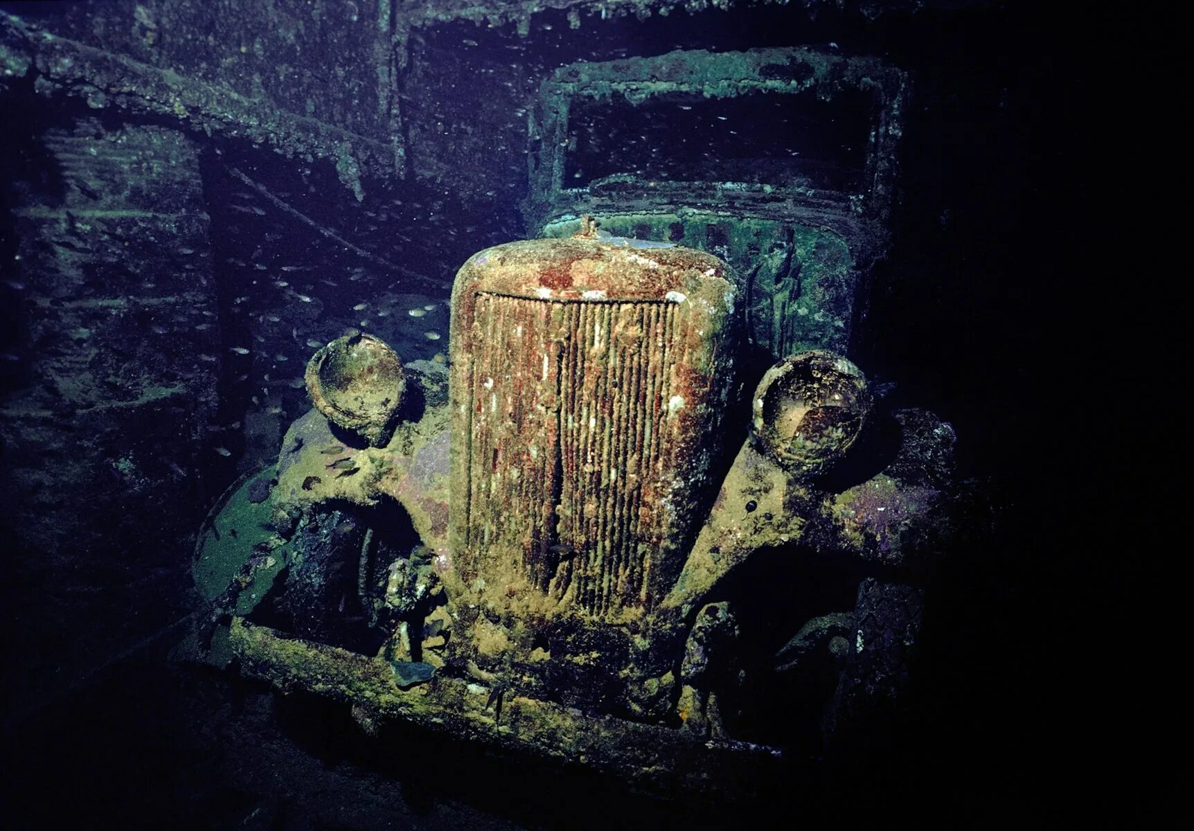 Сухой на дне океана. Лагуна трук затонувшие корабли. Титаник под водой 1912. Затонувший Британик затонувший. Титаник под водой 1985.
