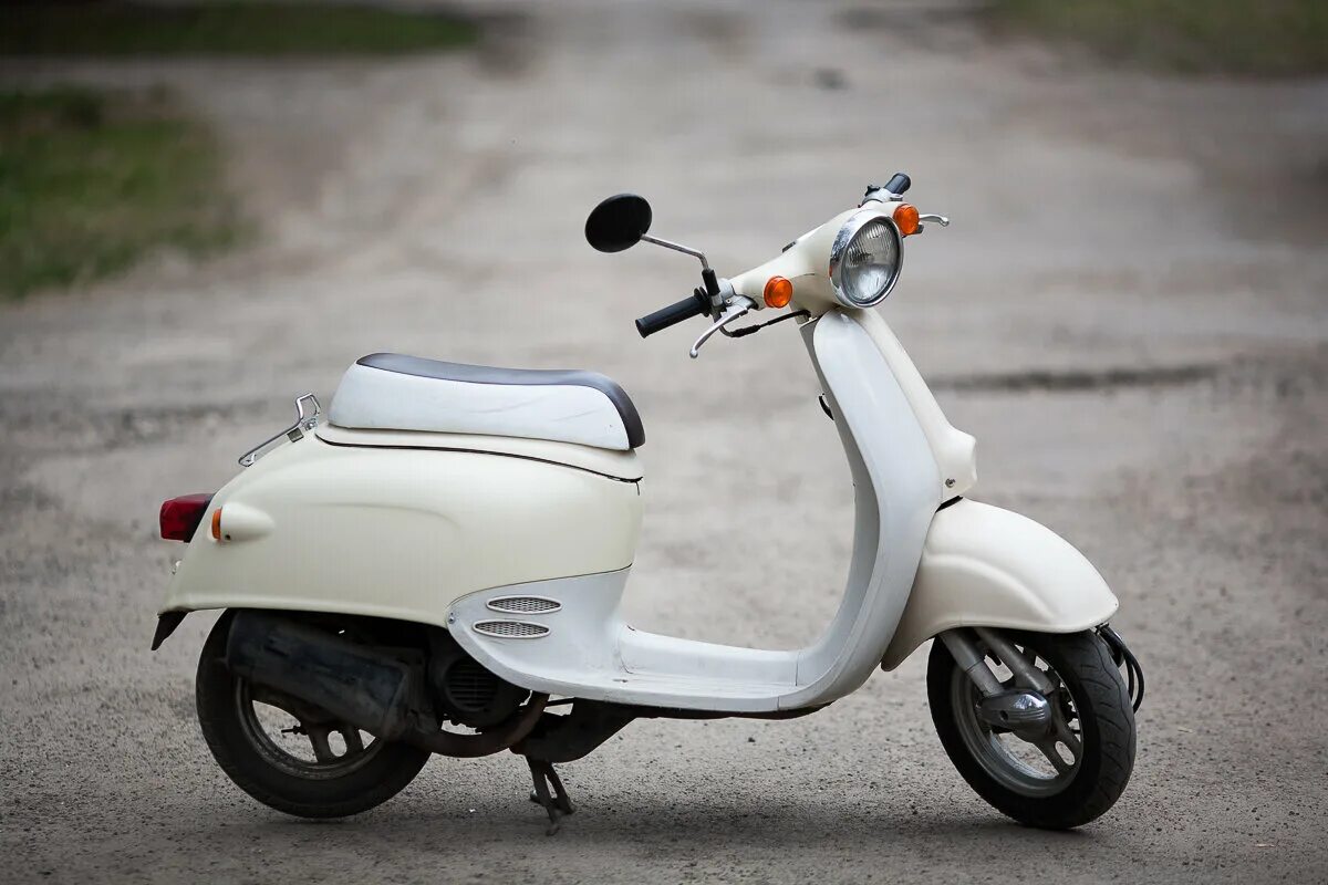 Старый скутер хонда. Honda lead 80. Старый скутер хонда. Хонда сн 300. Старый скутер хонда.