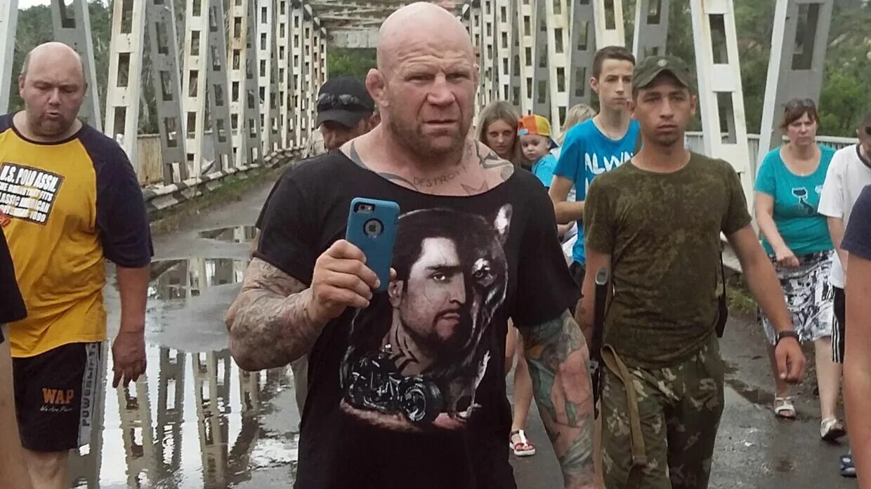 Монсон. Монсон. Монсона лодка на аллеях парка. Монсона лодка на аллеях парка. Описание аллеи в парке.
