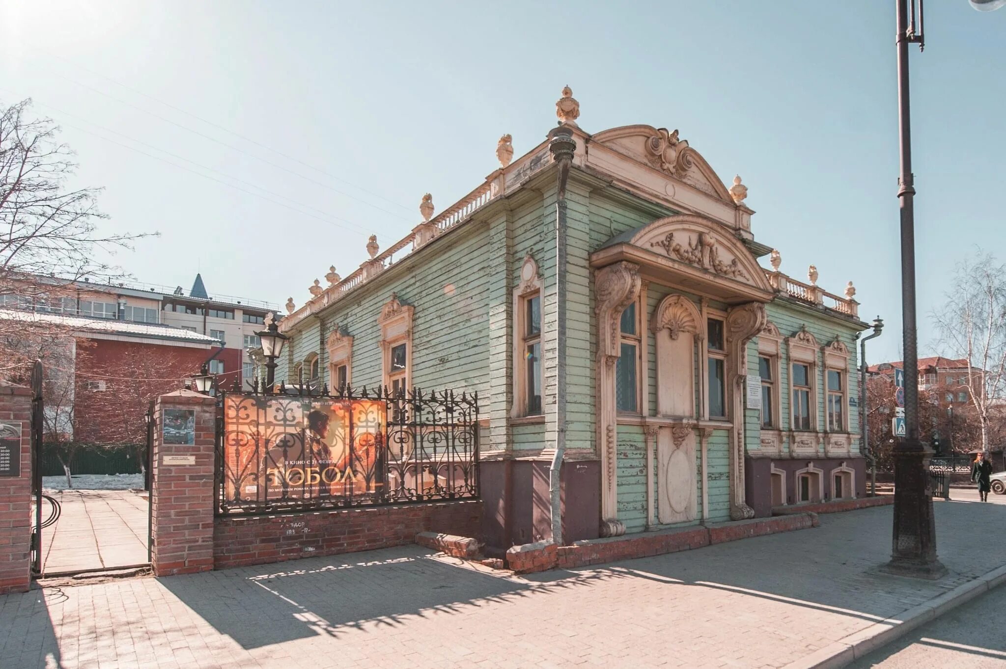 Дом колокольниковых. Усадьба Колокольниковых Тюмень. Дом музей Колокольниковых Тюмень. Усадьба Колокольниковых, Тюмень, улица Республики, 18. Усадьба Колокольниковых, Тюмень, улица Республики, 20.