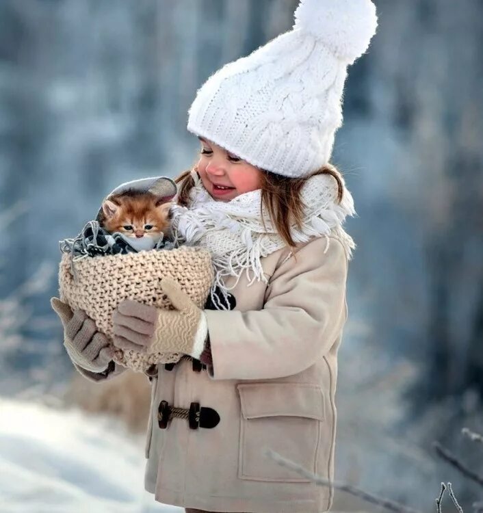 Зима для детей. Добро зима дети. Зимнее счастье. Дети и животные зима. Согреет душу доброта