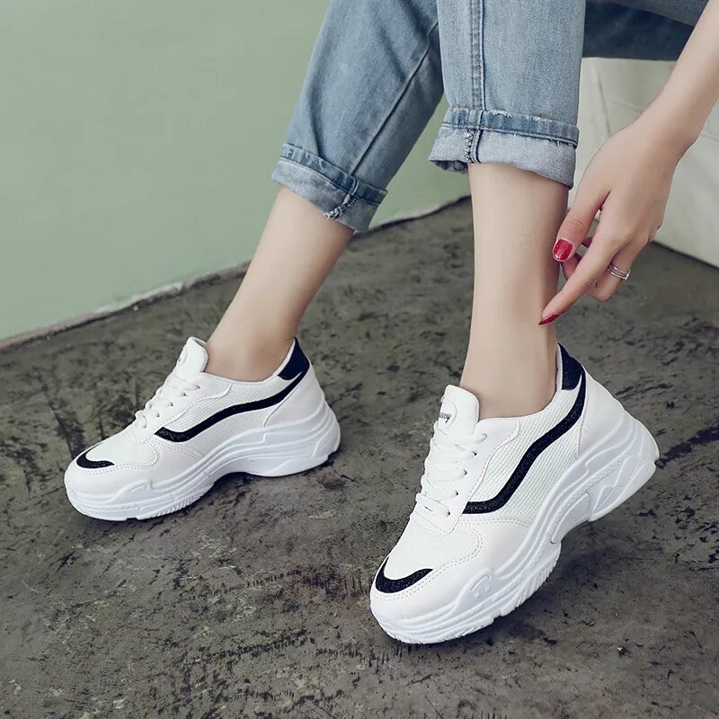 Модные кроссовки 24. Кроссовки Nike на платформе женские 2021 черные. Sport Fashion Shoes женские кроссовки 2022. Модные летние кроссовки женские. Кроссовки на большой подошве.