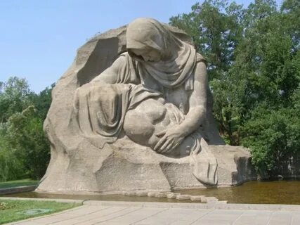Скульптуры скорбящая