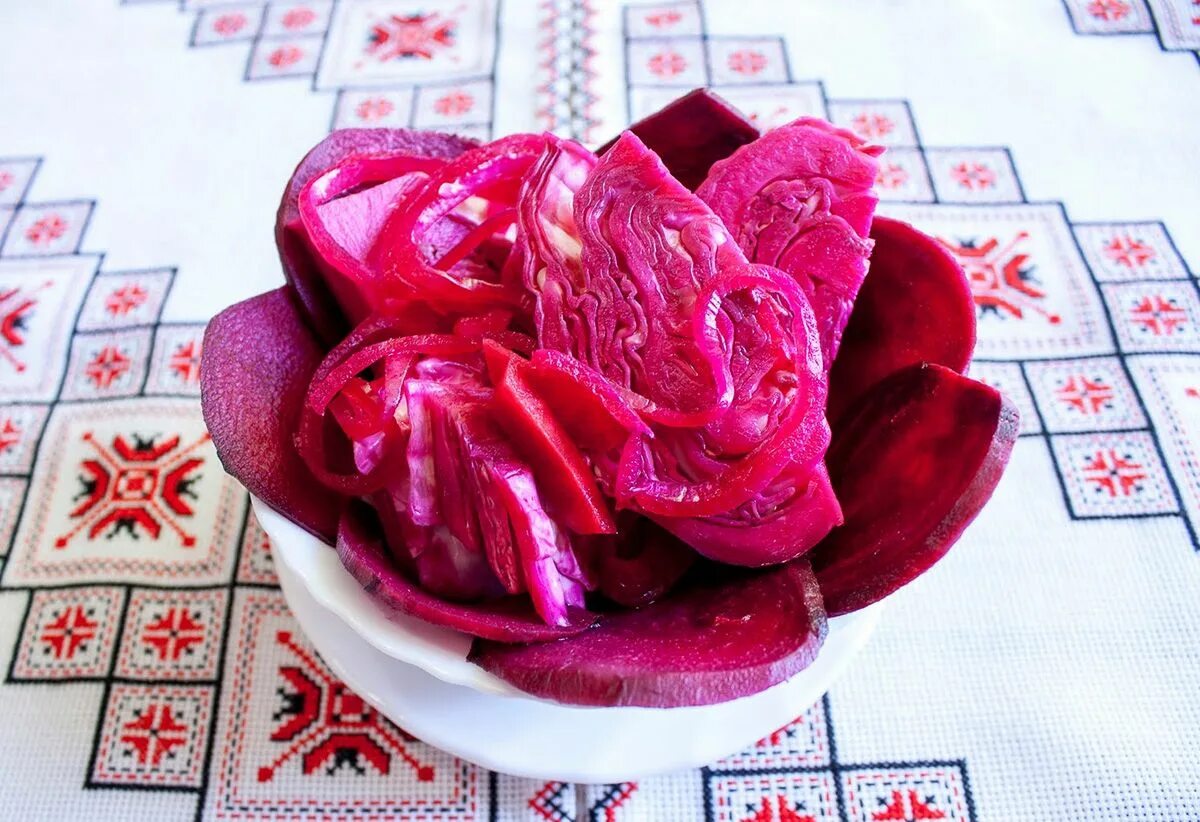 Как замариновать капусту со свеклой кусками быстро. Капуста пелюстка со свеклой. капуста пелюстка со свеклой 300. пелюстка со свеклой. капуста пелюстка фото.