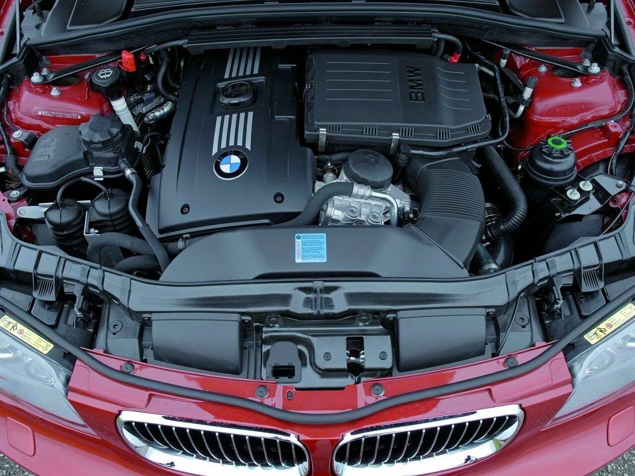 Бмв 1 двигатель. Bmw e87 116i двигатель. Bmw 118i двигатель. Бмв е92 под капотом. Бмв е87 мотор.