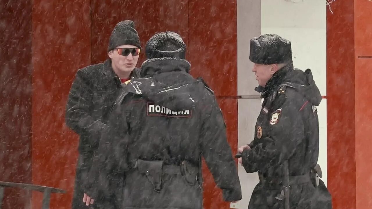 Билл драка. Петарда в метро. Эдвард билл полицейский. Билл драка. Эдварда билла драка с полицией.