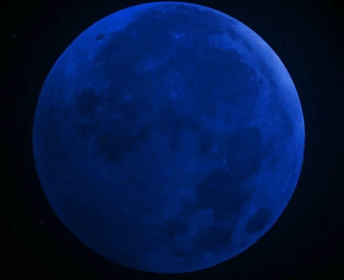 Зачем синий. Голубая Луна. Голубая Луна голубая. Лунный синий. Голубая Луна астрономия.