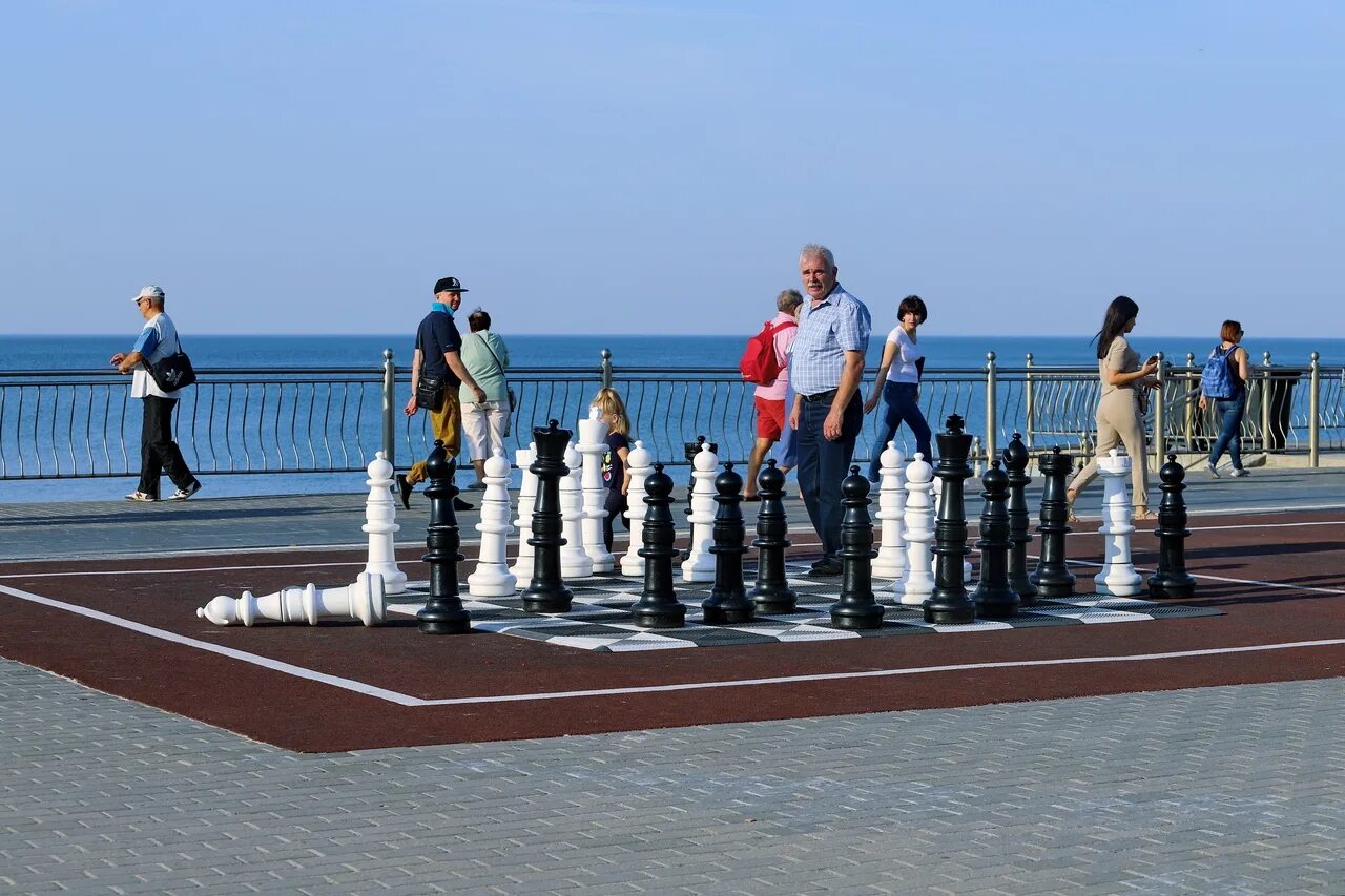 Самая точная погода в зеленоградске. Зеленоградск Калининградской области. Зеленоградск 2005 год. Рыбаки в Зеленоградске Калининградской области. Танцевальная площадка у моря в Зеленоградске.