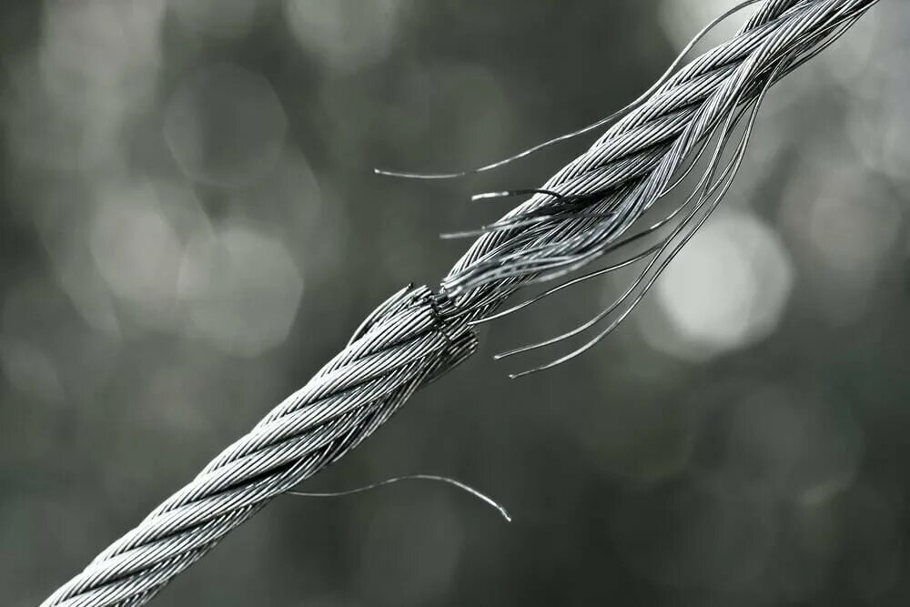 Натянутая веревка. Оборванный канат. Порванная нить. Порванные нити. Ниточка рвется.