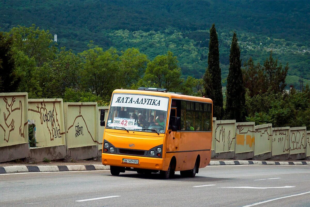 Автобус Ялта Ялта Ялта. Крымские автобусы. Крымские маршрутки. Общественный транспорт Крым.