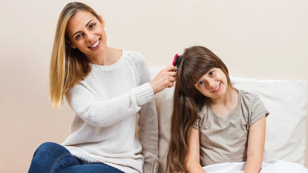 She watched her daughter. Мама расчесывает дочку. Мама причесывает дочь. Мама расчесывает волосы дочке. Позы мама расчесывает волосы дочери.