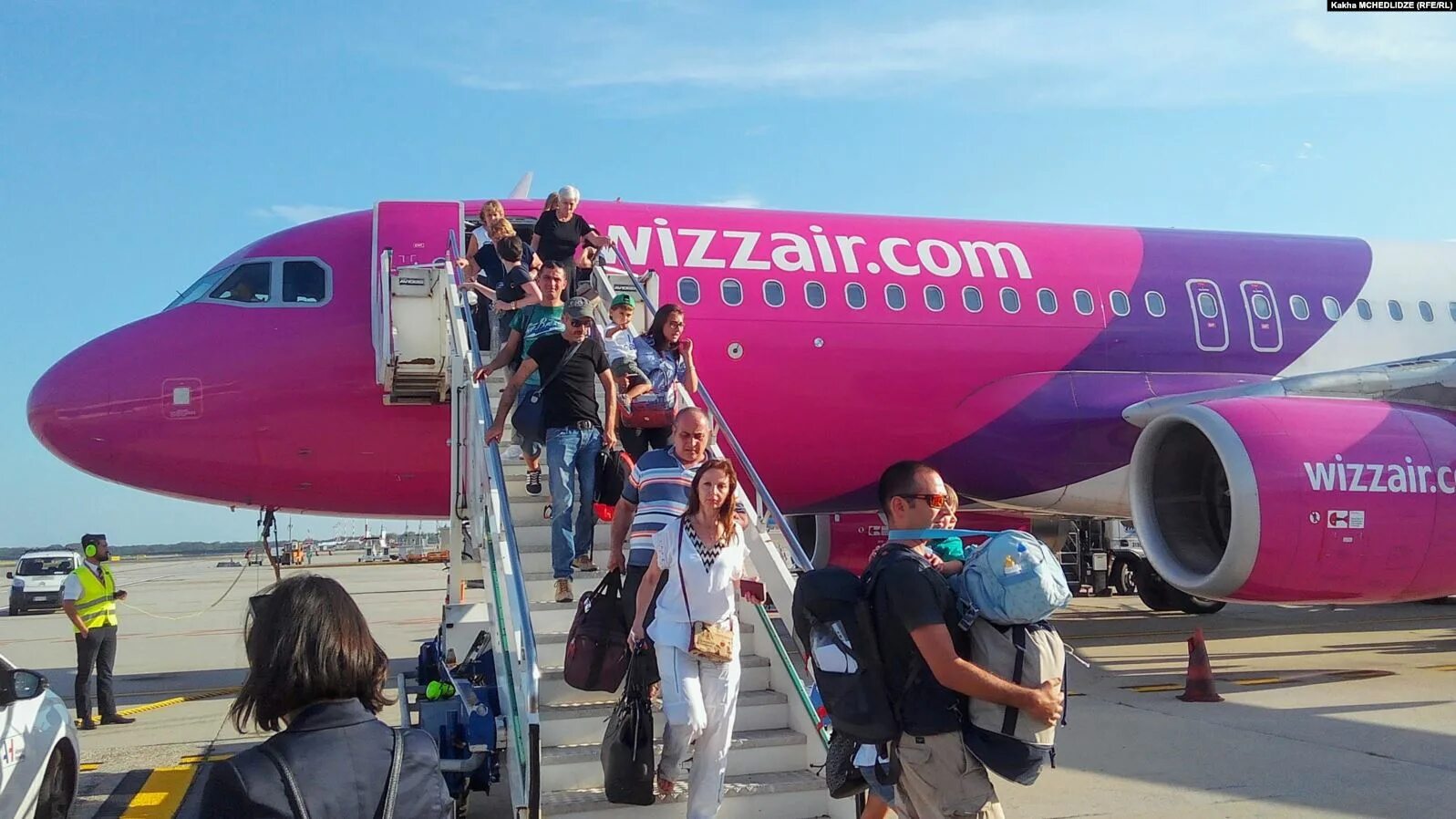 Wizz ереван. Международная авиакомпания лоукостер Wizz Air. Самолет Кутаиси Вильнюс Wizzair. Wizz Air Erevan. Yerevan Airport Wizz Air.