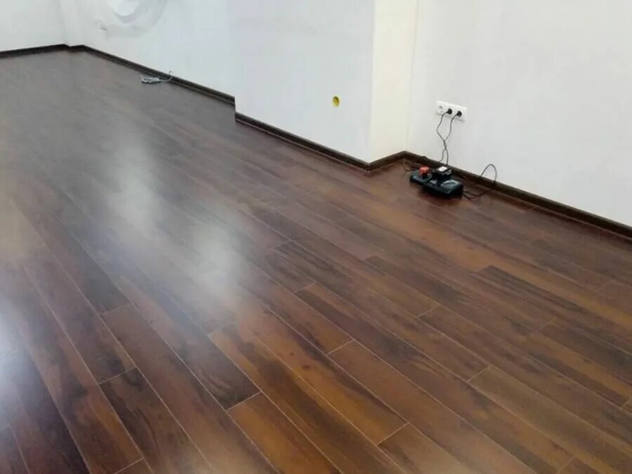 Укладка ламината на пол. Укладка ламината лесенкой. Укладка ламината кв метр. Ламинат в разнобой. Ламинат кв метров укладкой.