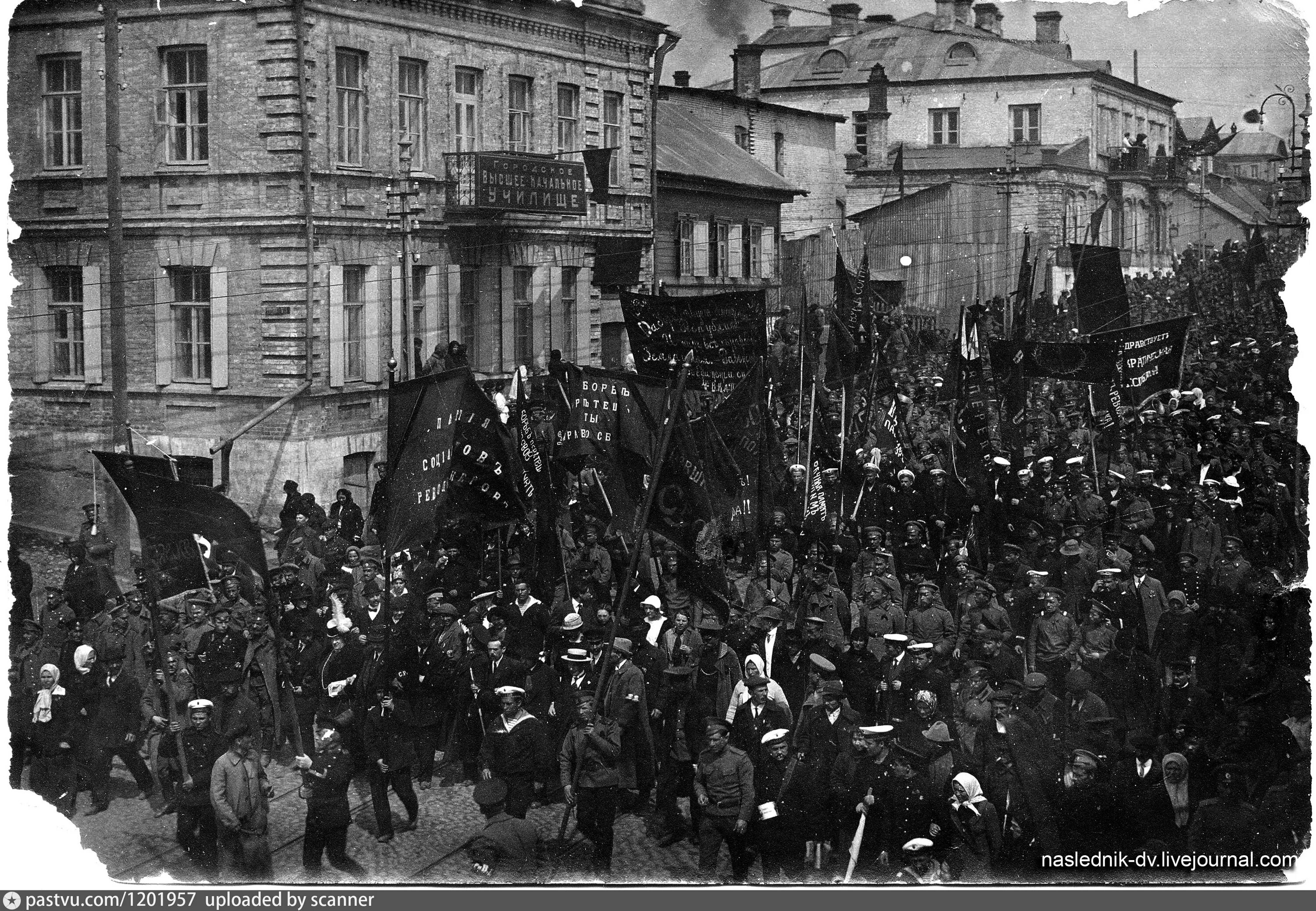 Петербург революция 1917. Санкт-Петербург революция 1917. Брянск демонстрация 1917. Демонстрация революция 1917. Первомайская демонстрация в Стерлитамаке 1917 г.