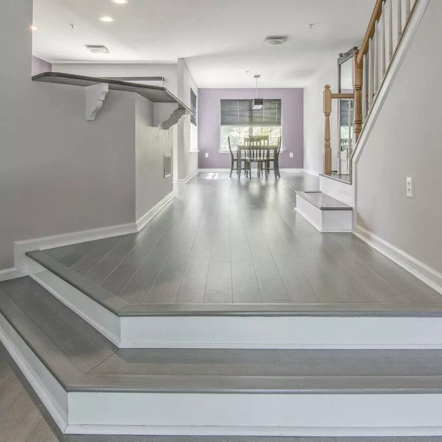 Двухуровневый пол в комнате. Перепад полов в квартире. Полы на разном уровне. Подиум на полу в квартире. Подиум в квартире.