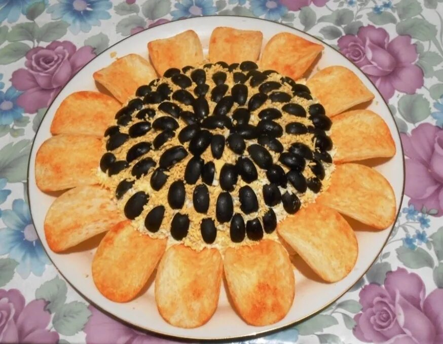 Подсолнух с жареными грибами. Салат подсолнух. салат подсолнух с семечками и чипсами. салат подсолнух с копченой курицей. салат подсолнух с чипсами и корейской морковью и оливками.