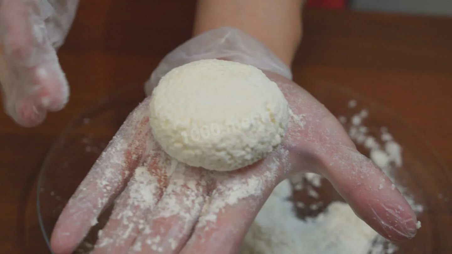 Обваливать ли сырники в муке. Валять в муке. лепим творожные шарики и обваливаем их в муке.. сырники обвалять в манке и жарить. пельмени обваляешь в мук и жаришь в масле.