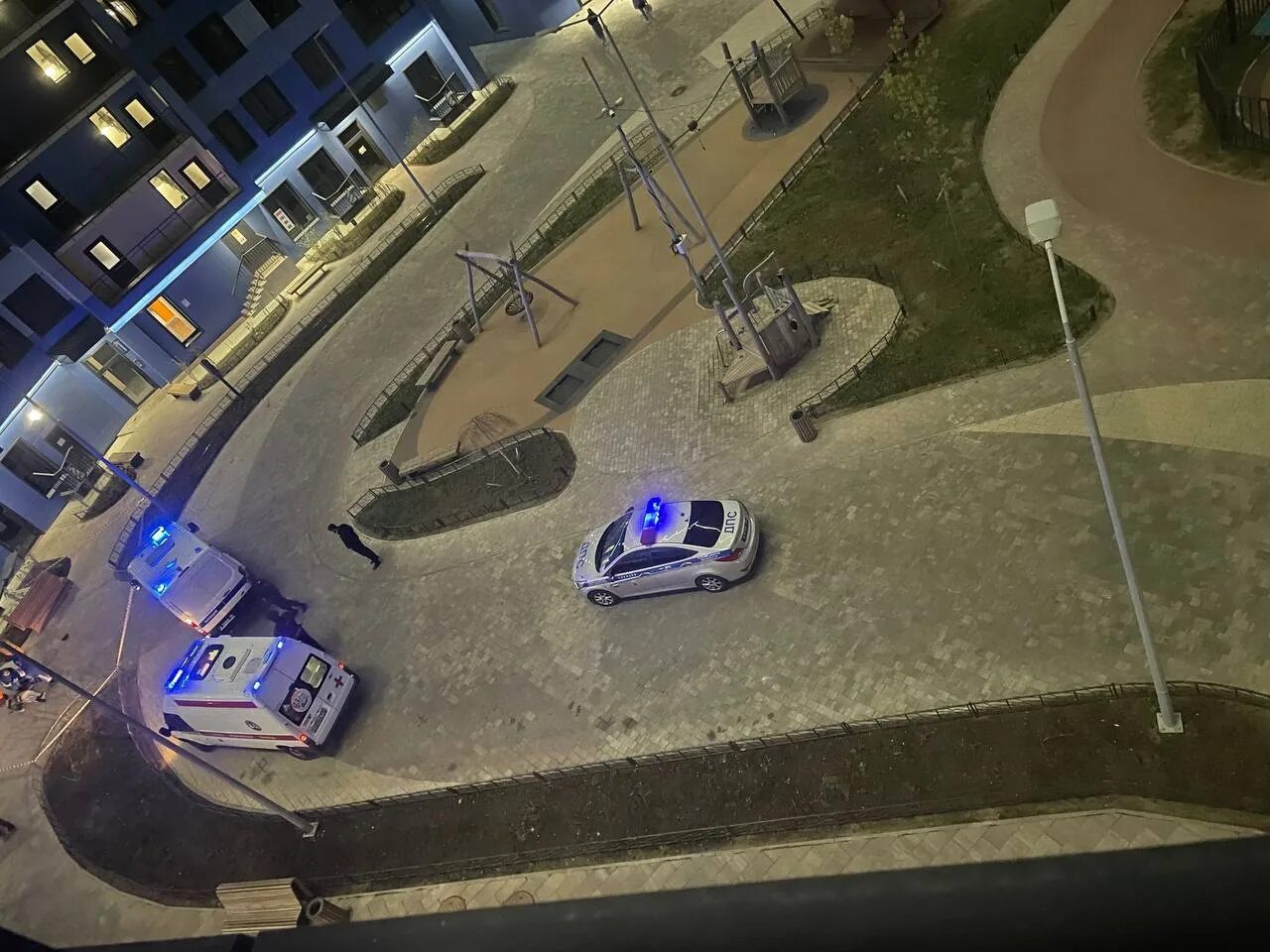 Выпал из окна санкт петербург. В санкт петербурге с окна выпал. Девушка выпала из окна спб. Девушка выпала из окна в санкт-петербурге. Человек выпал из окна спб.