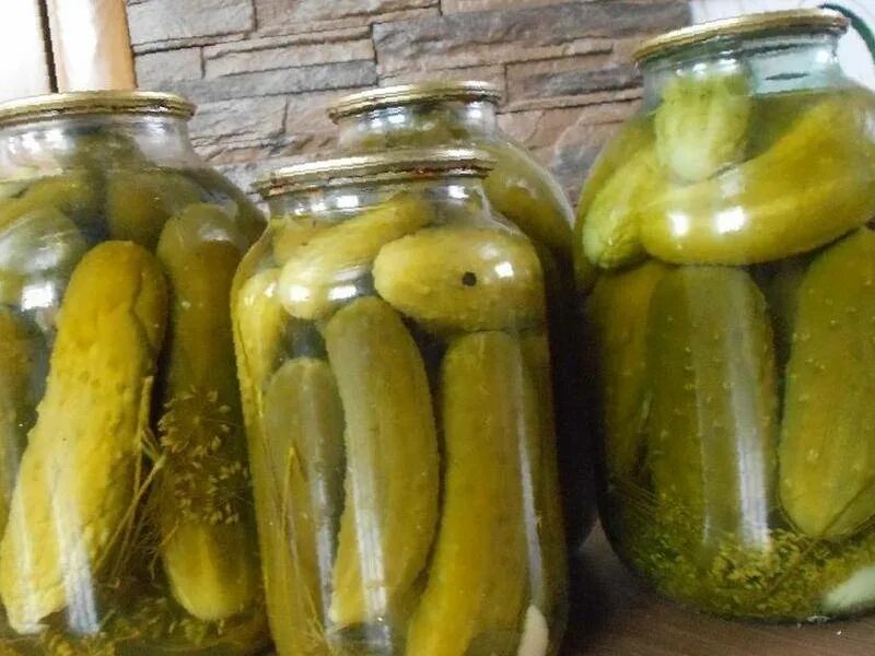 Огурцы маринованные. Огурцы соленые 3 литровая банка. Огурцы в 3х литровых банках. Банки с огурцами. Бочковые огурцы в банке.