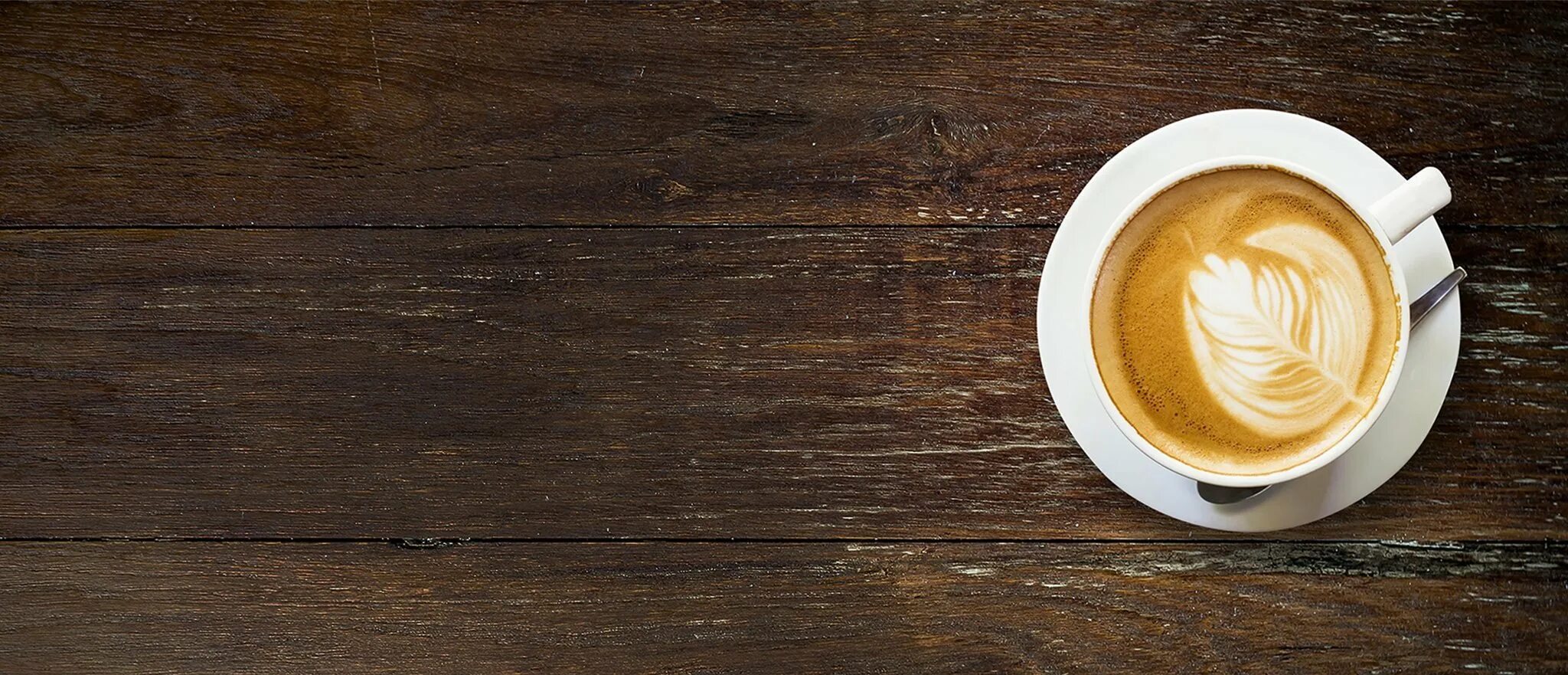 чашка кофе вид сверху. фон для кофейни. кофейные зерна фон. кофейная тематика. кофейный фон.