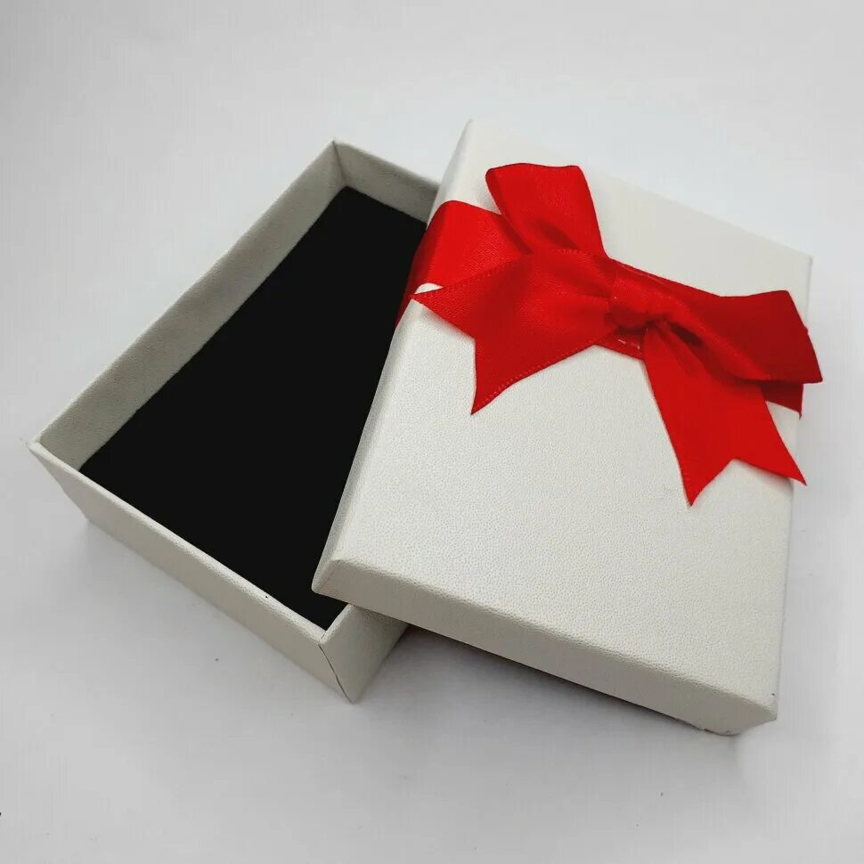 Завернуть прямоугольный подарок. Коробочка белая подарочная. Подарок белая коробка. Подарок прямоугольный. Белая коробка с красным бантом.