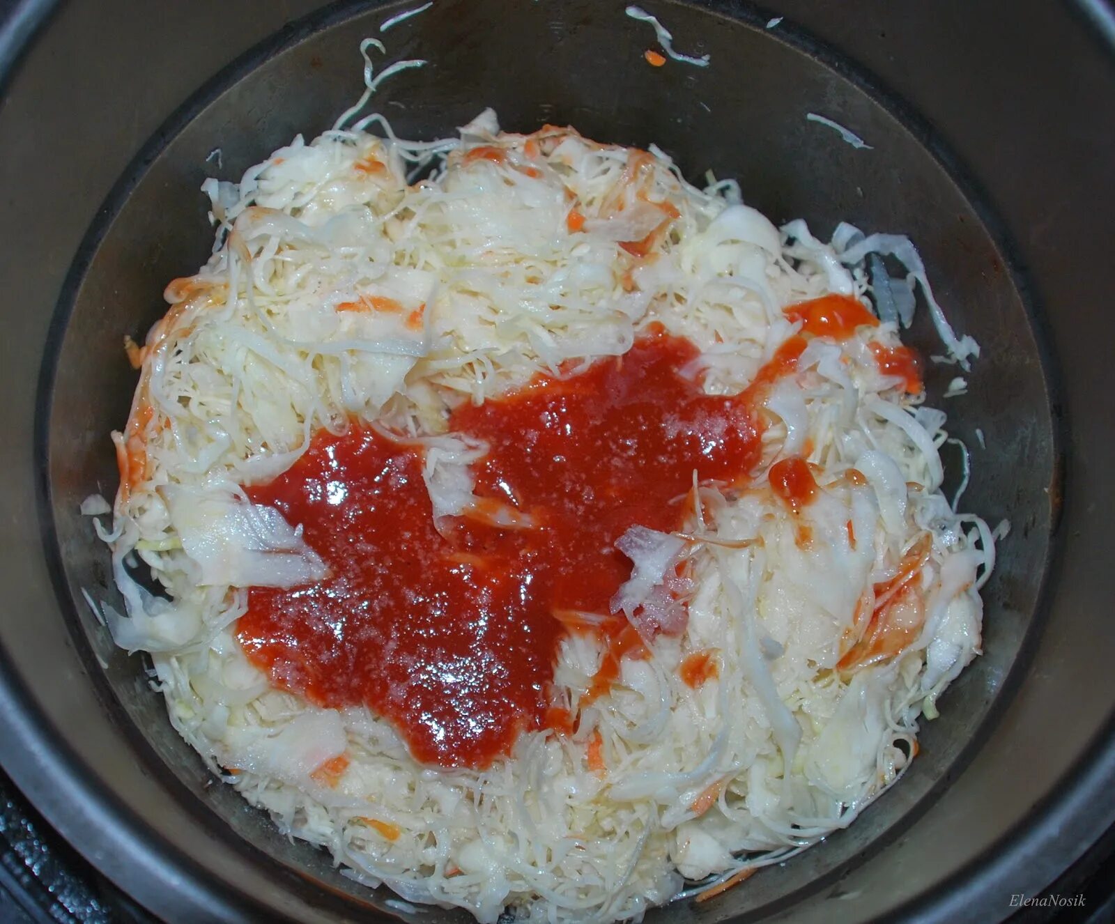 Приготовить вкусную капусту в мультиварке. Тушение капусты в мультиварке. капуста с сосисками в мультиварке. тушеная квашеная капуста. тушёная капуста в мультиварке.