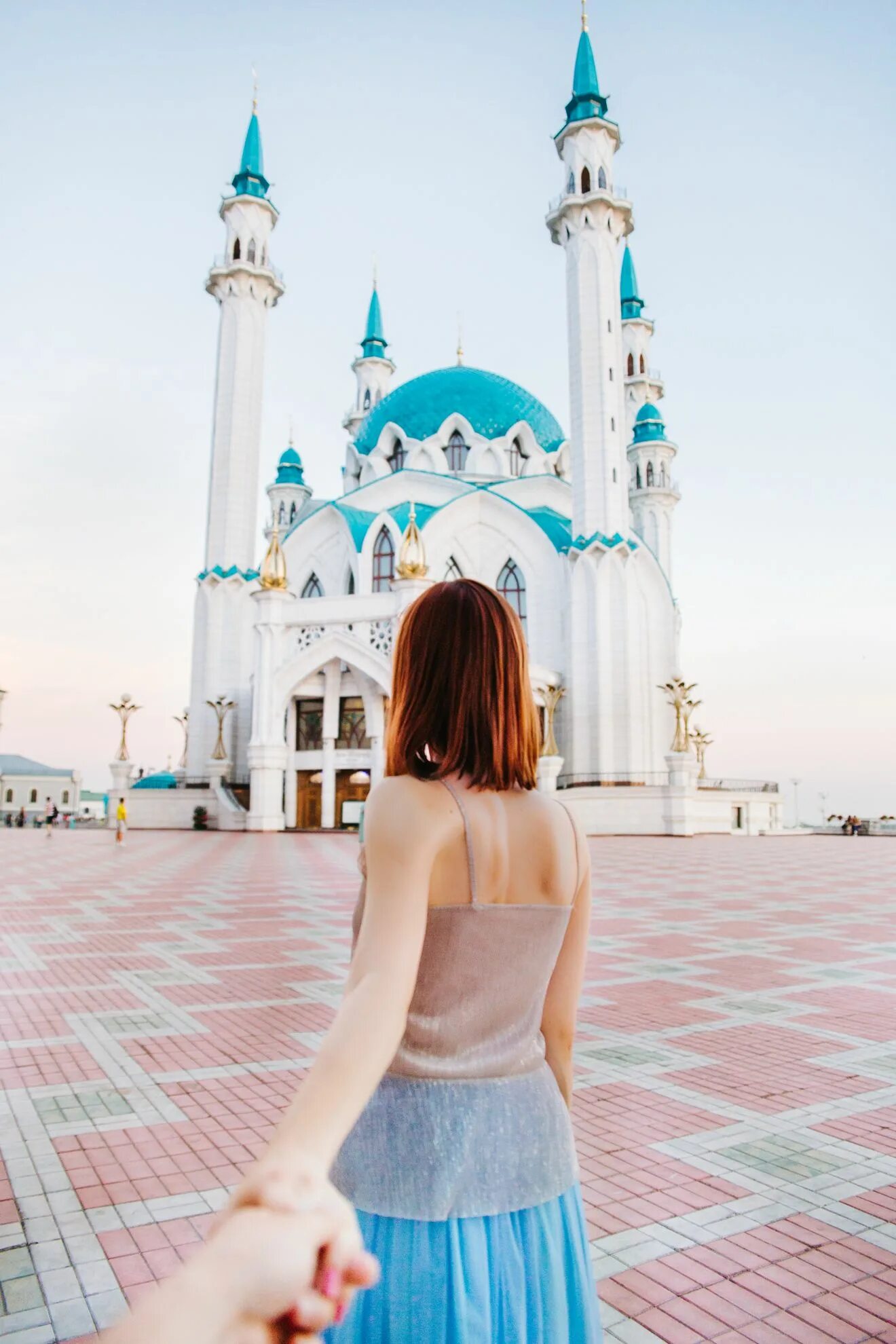 Как одеваются в казани. Позы у казани кул шариф. кул-шариф казань люди на фоне. танцы на фоне мечети кул шариф в казани. девушка в мечети.