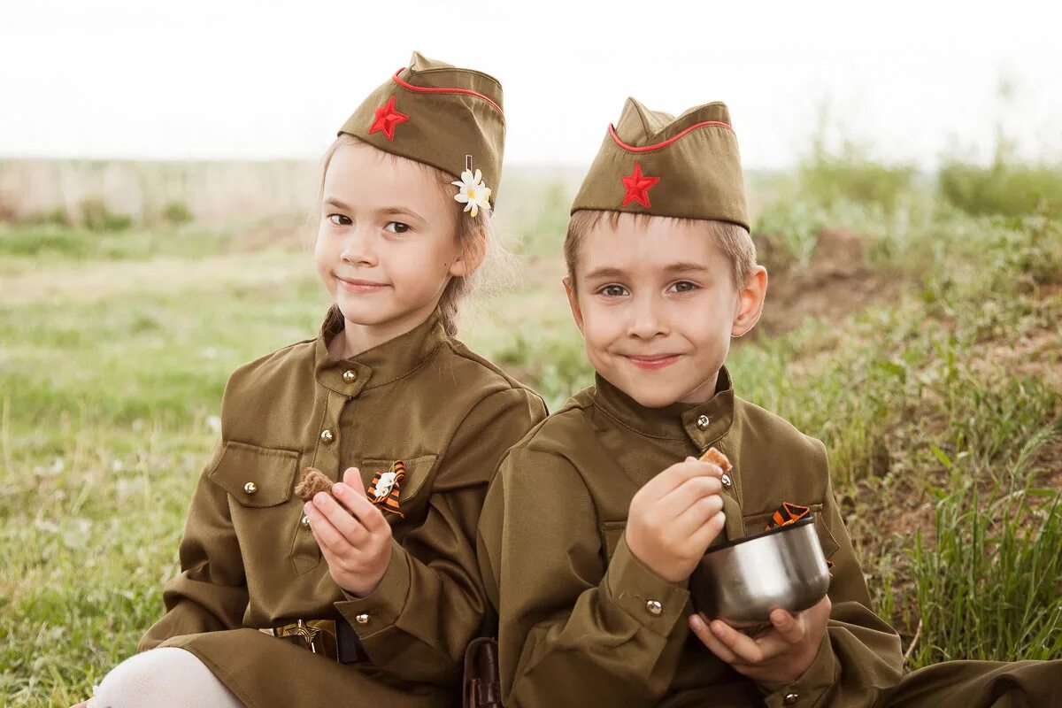 Дети в военной форме. Маленькие дети в военной форме. День Победы для детей. Дети в военной форме на 9 мая.