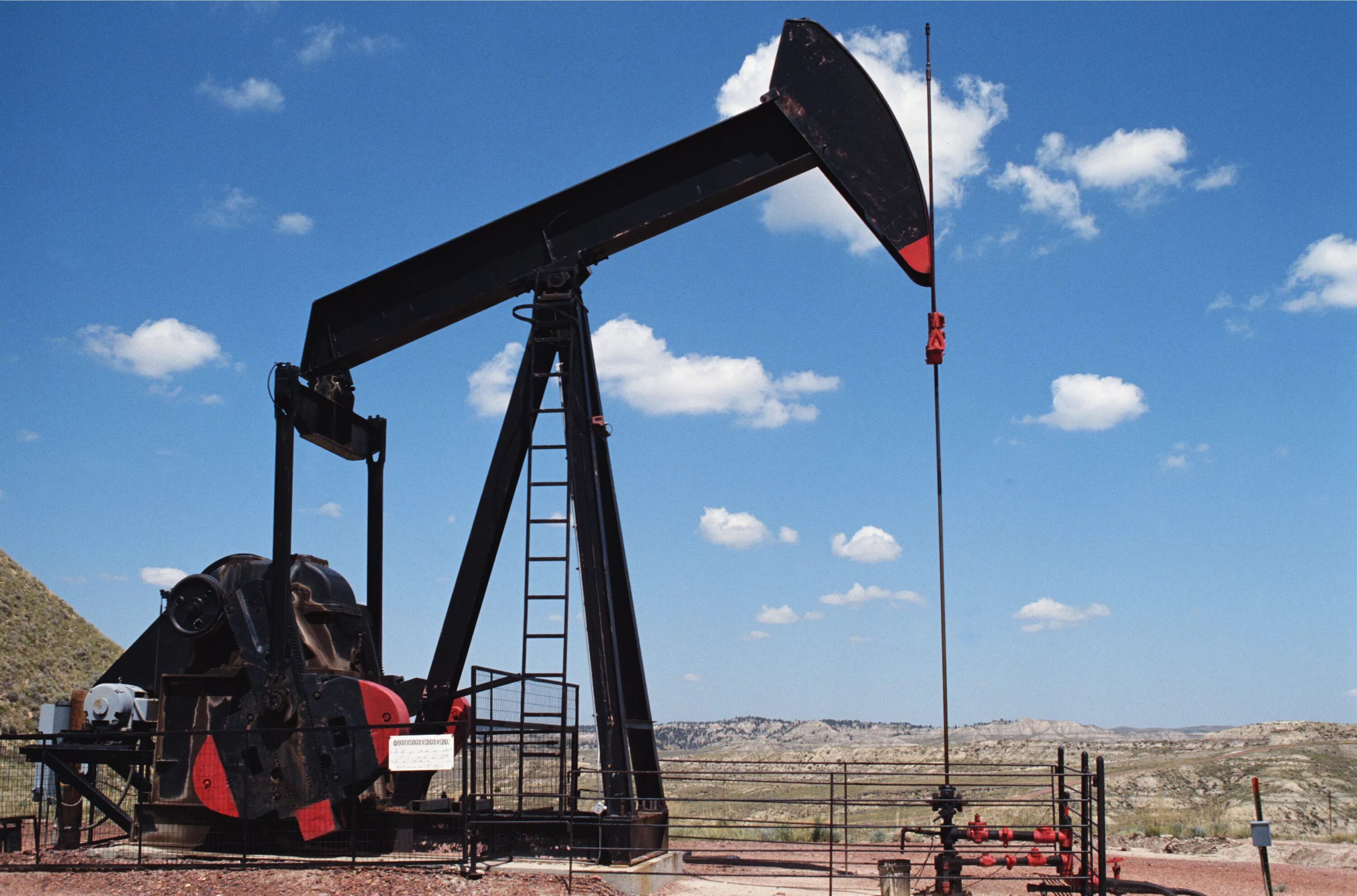 Добыча нефти в казахстане. Сырьевая площадка. остановка добычи нефти.