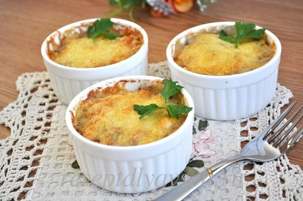 Кокот грибной. Что нужно для жульена. Жульен с курицей и грибами. Жюльен с курицей и грибами в кокотнице. Жульен.